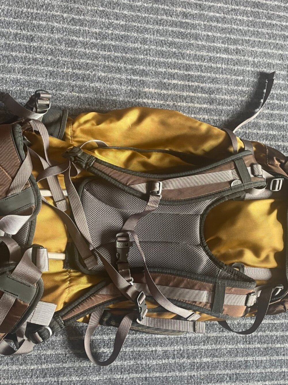 REI Pinnacle Hiking Alpine Backpack Model 13104 65 Liters 4 pounds 9 oz - Picture 4 of 16